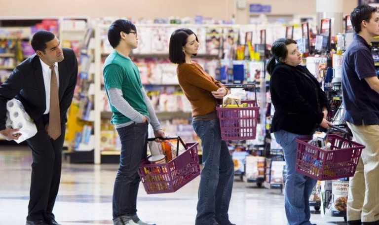 Clientes satisfeitos na fila de espera